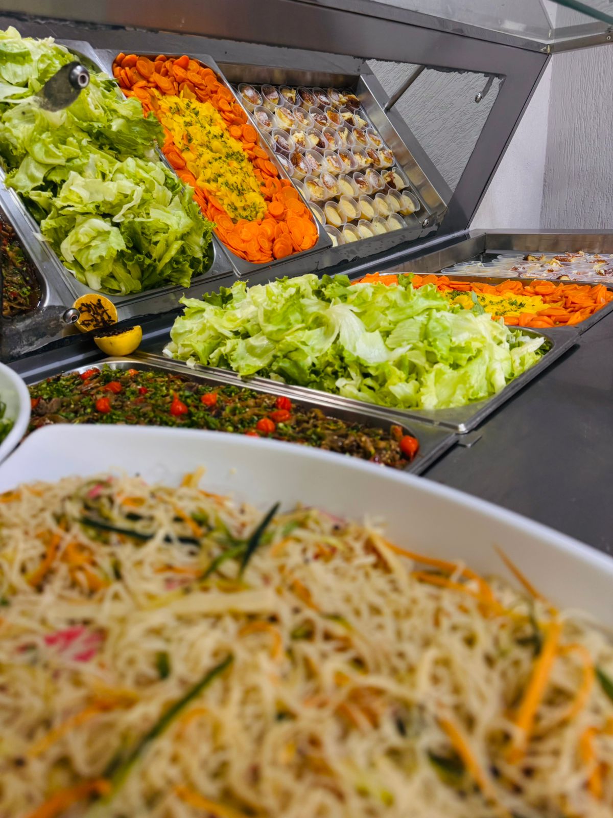 Mesa de saladas frescas - Restaurante self-service Elias Fausto SP